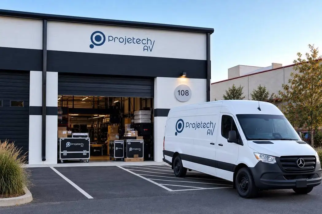 Galpão da Projetech AV em Atlanta, com cases de equipamento
